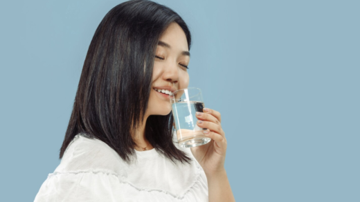 Ilustrasi Seseorang Minum Air (Freepik)