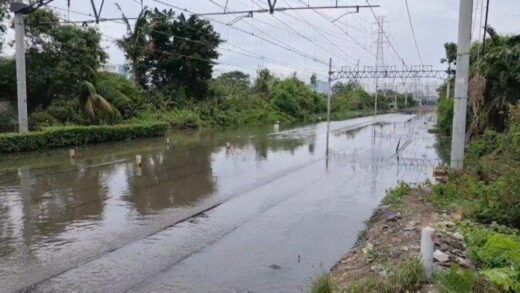 Rel Kereta di Kawasan Tanjung Priok Terendam Imbas Banjir Rob di Pesisir Jakarta. (Foto: Istimewa)