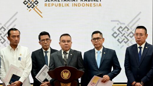 Keterangan pers perwakilan pimpinan DPR RI di Istana Merdeka, Jakarta, Kamis (05/12/2024). (Foto: BPMI Setpres)