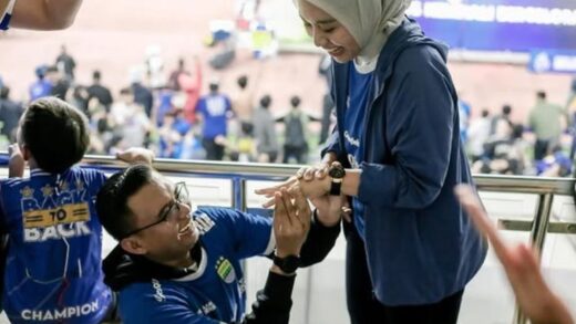 Maula Akbar Mulyadi Putra, anggota DPRD Jawa Barat yang juga anak Gubernur Jawa Barat Dedi Mulyadi, melamar Wakil Bupati Garut Putri Karlina, Jumat (9/5/2025). (Foto: Tangkapan layar foto diunggah akun Putri Karlina)