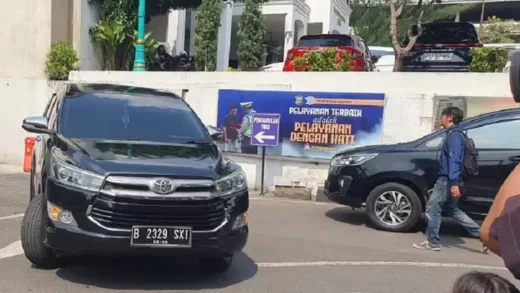 Mobil Jokowi saat tiba di Polda Metro Jaya. (Foto: Istimewa)