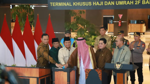 Presiden Prabowo menyapa salah seorang calon jemaah haji di Terminal 2F Bandara Soekarno-Hatta (Dok. Istimewa)