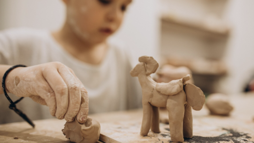 Seorang anak membuat seni patung (Freepik)
