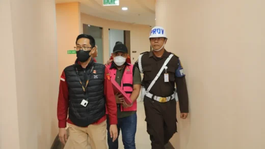 Tersangka kasus perintangan penanganan perkara berinisial MAM digiring menuju mobil tahanan di Gedung Kejaksaan Agung, Jakarta, Rabu, 7 Mei 2025 dini hari WIB. (Foto: Kejagung)