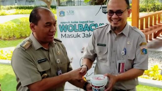 Wali Kota Jakbar, Uus Kuswanto dan Kasudiskes Jakbar, Erizon Safari saat rilis Wolbachia
