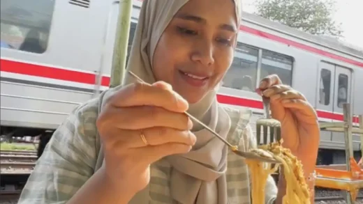 Menikmati Kuliner di Pinggir Rel Kereta: Hidden Gems yang Wajib Dicoba