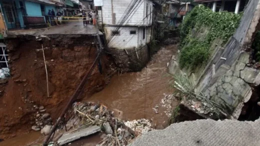 Tim SAR Brimob Dikerahkan dalam Pencarian Korban Banjir Bandang di Bogor