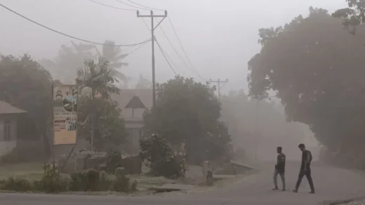Erupsi Gunung Lewotobi Laki-laki: Desa Terdampak Terhujani Batu
