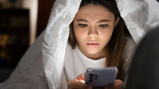 Mengapa Kita Terjebak dalam Kebiasaan Scrolling Media Sosial di Tengah Malam?