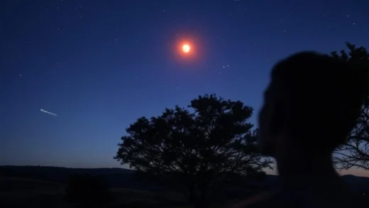 Fenomena Bulan Penuh Strawberry dan Hujan Meteor Perseid 2025: Peluang Menarik untuk Pengamat Langit di Indonesia