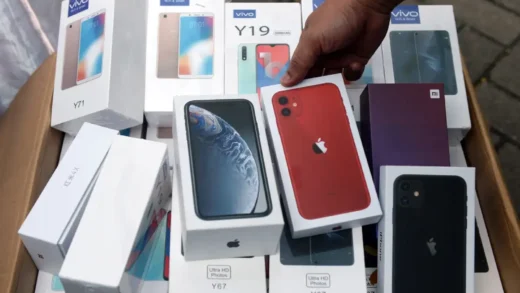 Penyitaan Ribuan Smartphone Ilegal dan Aksesoris Palsu di Cengkareng