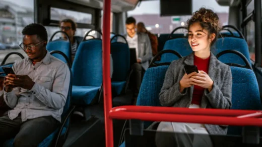 Tips Outfit Stylish untuk Perjalanan Menggunakan Transportasi Umum