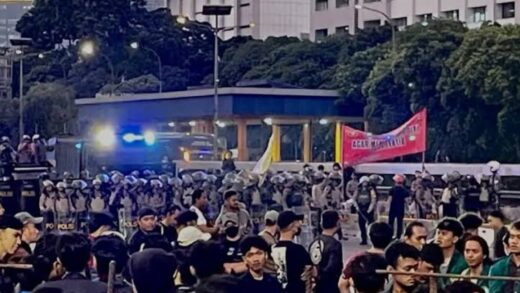 Demo Besar di Depan Gedung DPR, Tindakan Anarkis Warnai Aksi