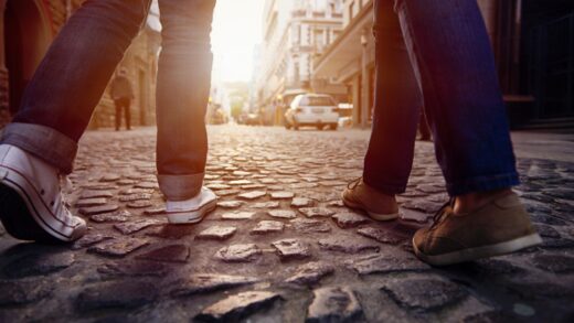 Manfaat Berjemur di Pagi Hari: Jalan Kaki di Bawah Sinar Matahari