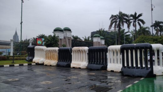 Demo Besar di Depan Gedung DPR: Jalan Gatot Subroto Ditutup