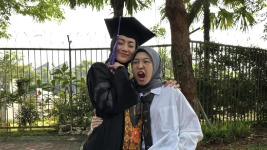 Desy Ratnasari Raih Gelar Doktor di Usia 52 Tahun, Kenang Janji untuk Sang Ayah