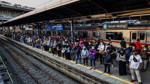 Aksi Nekat Pengendara Ojol di Atap KRL Viral di Stasiun Cikini